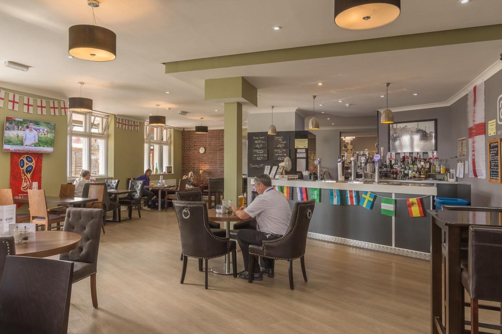 Crewe Arms Hotel Екстериор снимка