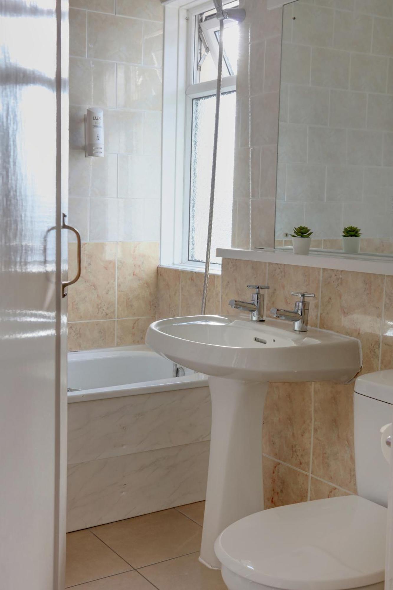 Crewe Arms Hotel Екстериор снимка