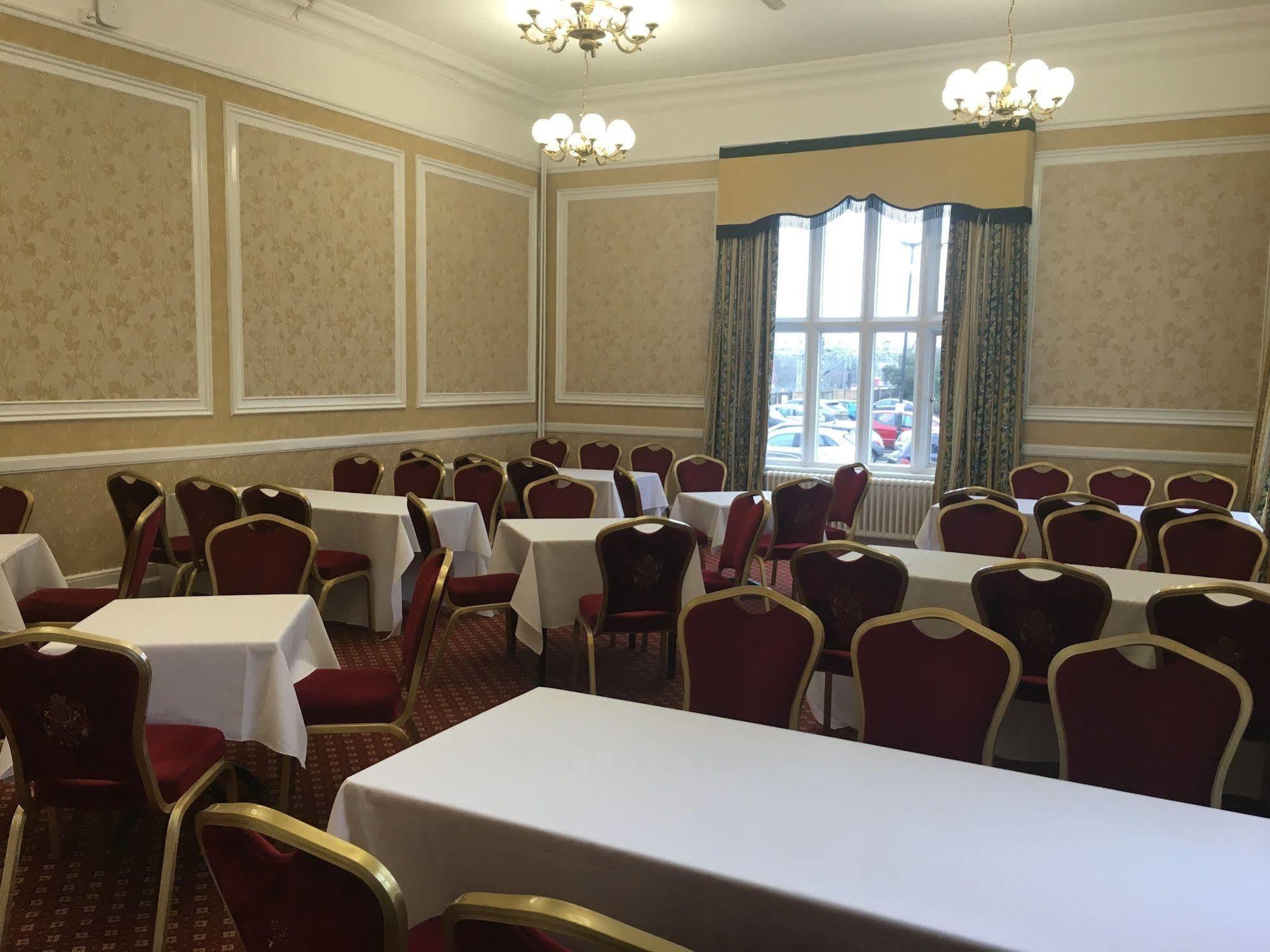 Crewe Arms Hotel Екстериор снимка
